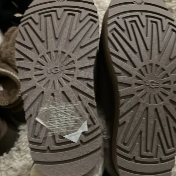 New without box Ugg alpine slippers size 6 - Picture 3 of 3